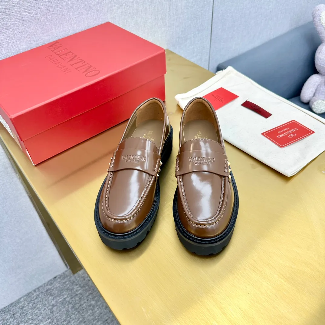👟👟Ex-factory price 560👟👟 2024【VALENTINO】Valentino's early spring fashionable slip-on loafers are hot new🆕 Versatile style with temperament💃🏻 Slay the whole audience immediately when you put them on [Love] The ultra-simple design is more timeless and attractive! Fashionable and neat feeling, it is a magic tool for increasing your height and slimming down ✨ The shoe collar is specially added with anti-wear latex! You won't feel tired after walking all day long🦶🏻 The upper is made of open-edge beaded cowhide material and paired with a calfskin lining, which is full of texture! 👿Bottom thickness 4.0cm 👿Color: Black Brown 👿Size: 35-40 Factory ready supply